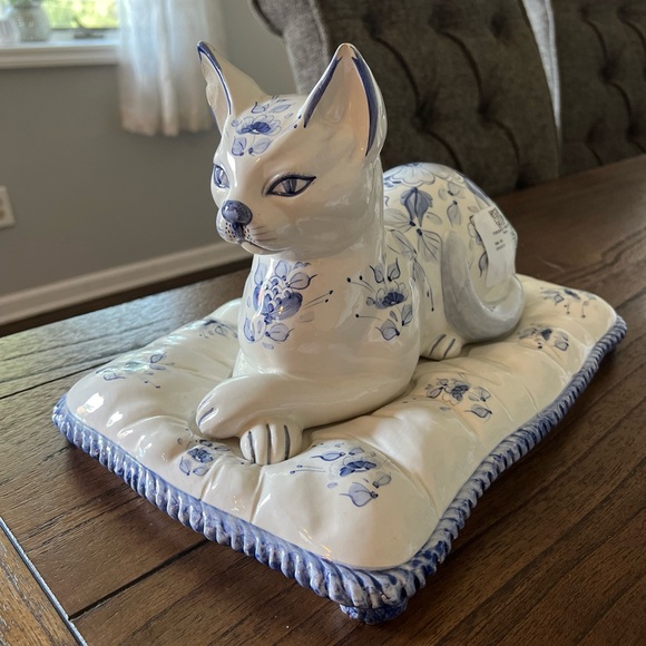 Vintage Italian Ceramic White & Blue Cat Figurine On Pillow - Picture 1 of 15